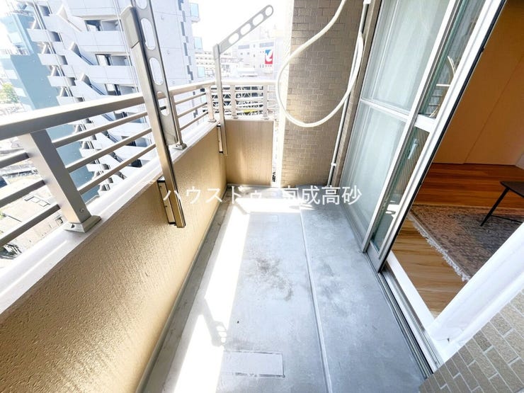 暖かい陽ざしが差込むバルコニー。晴れた日には洗濯物が良く乾きます。風通しも良好です。