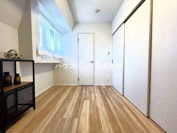 清潔感と心が落ち着くホワイトの壁紙。毎日の生活を少しでも快適に過ごして頂ける様、飽きのこない明るい雰囲気を大切にいたしました。