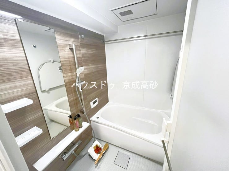 広い浴槽で足を伸ばせば1日の疲れも癒されます。落ち着いた雰囲気で、毎日のバスタイムが楽しみになりそうです。