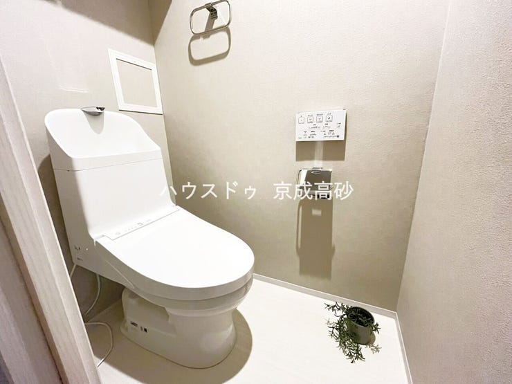 お掃除しやすい素材と機能にこだわったトイレはいつまでもキレイが続きます。少ない水量で洗浄できる、環境にもお財布にもやさしいエコなトイレです。