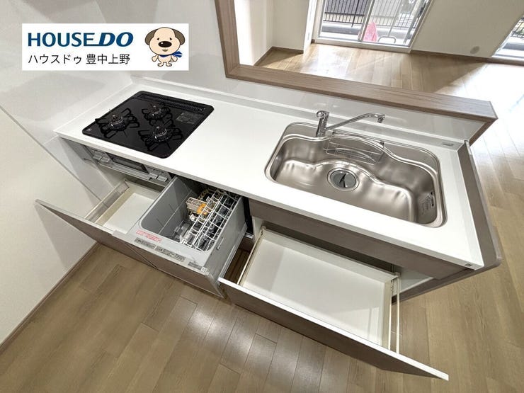 カウンタータイプで、室内に目が行き届くシステムキッチン!広々作業台に広々シンク、主婦の味方食洗機も付いています♪