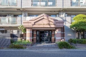 重厚感あるエントランスが印象的。管理状態も良好で安心して暮らせる住まいです。