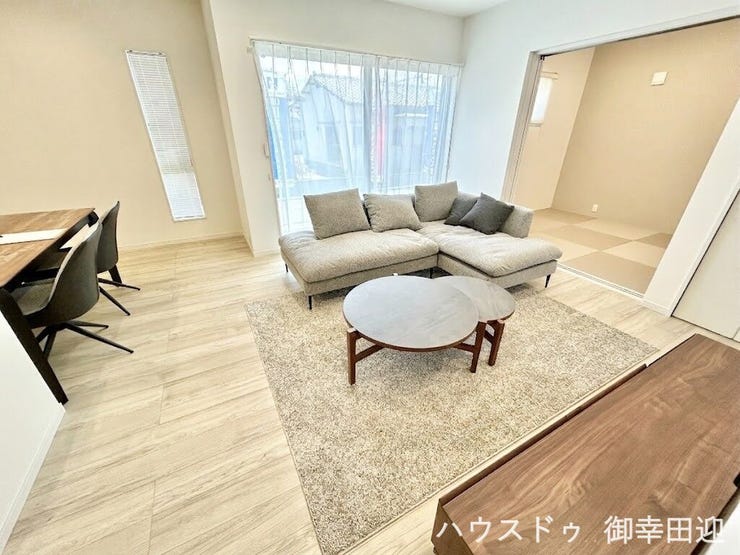 ■安らぎと笑顔の中心地■陽光が優しく降り注ぎ、会話が自然と弾む。ここでは、毎日が特別な時間へと変わります。