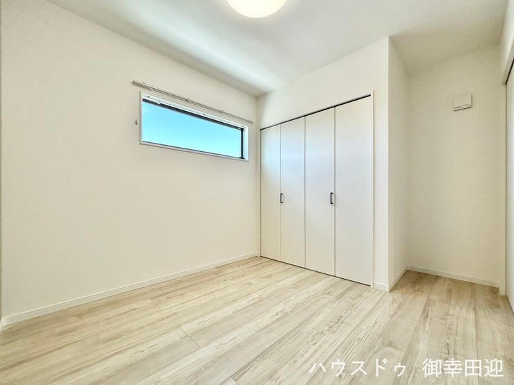 ■2階5帖洋室■寝室、書斎、趣味の部屋。家族の成長やライフスタイルに合わせ、様々な使い方ができる快適な空間です。