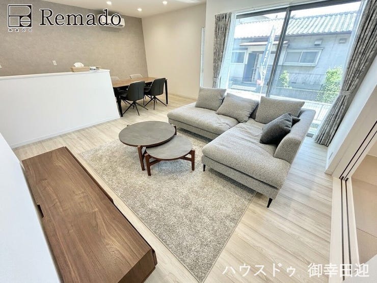【リビング】
■家族の笑顔が集う中心地■お気に入りの家具を迎え、窓からは心地の良い光が差し込みます。