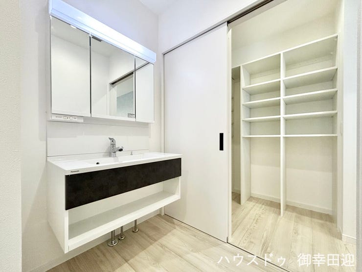 ■清々しいリフレッシュ空間■自分を磨き、気持ちを切り替える。心地よい光が差し込むプライベートスペース。
