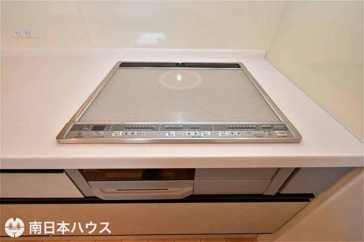 【IHクッキングヒーター】3口のコンロとグリル付き!お手入れのしやすさが魅力のキッチンです!