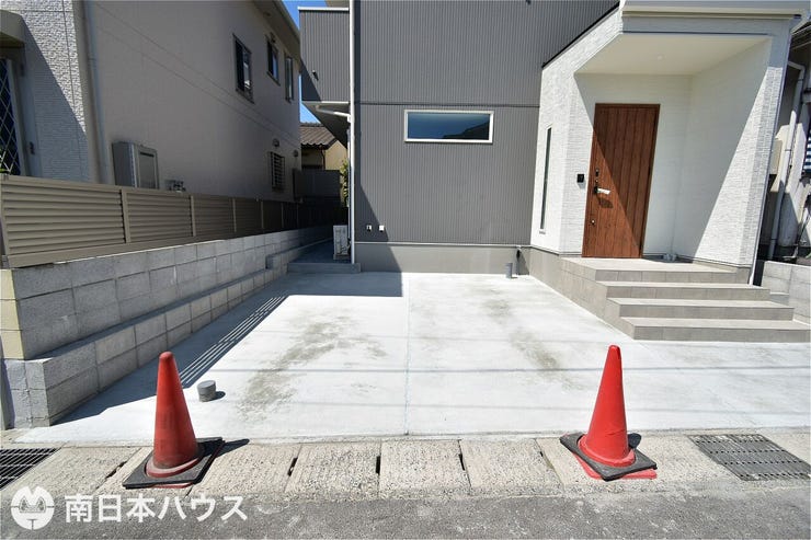 【駐車場】駐車2台分!前面道路が広く交通量も少ないので駐車が苦手な方もゆっくりと駐車できます♪