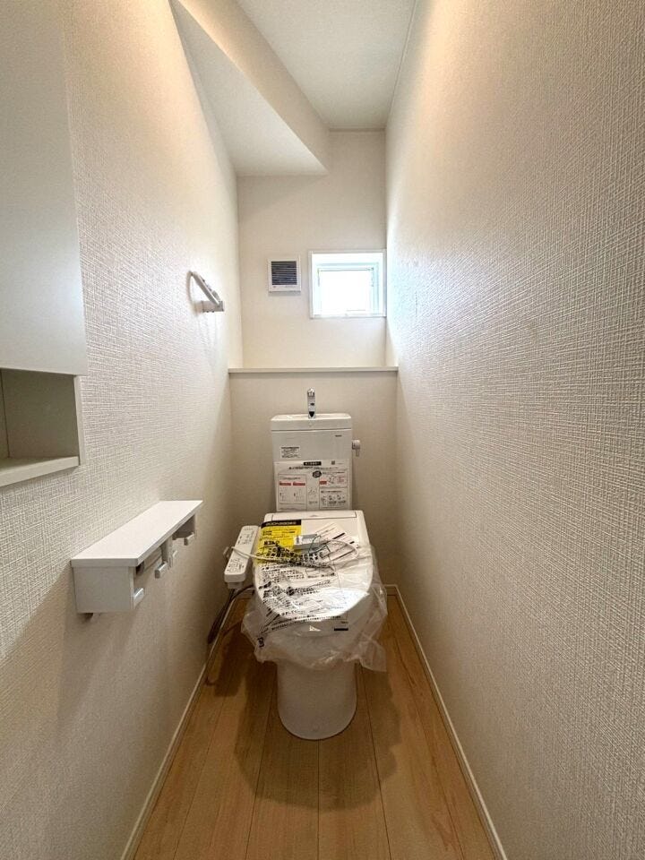 【温水洗浄器付きトイレ 】
温水洗浄器付きのトイレは、便座を暖かく保てるため、冬場でも座ったときにヒヤッとせず快適に使用できます!
ペーパーの使用量の削減にもなるため経済面でもメリットがあります♪