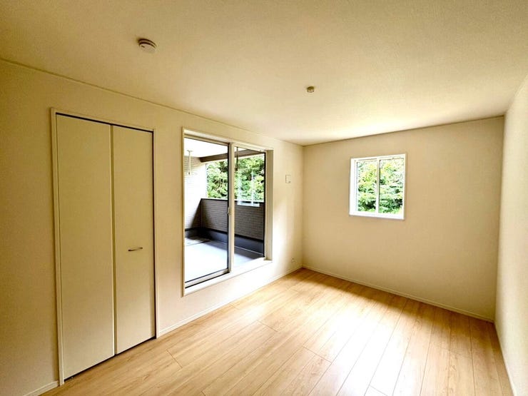 【洋室】
広々としたお部屋は家具の配置やインテリアデザインがしやすく、自分好みの居心地の良い空間を作れます♪
ソファやテレビ台を設置して家族や友人とくつろげるセカンドリビングスペースにもなります!