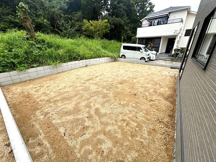【庭】
陽当たりの良い南向きのお庭は、子どもの簡易プールやペットの砂場など置いて家族で楽しめるスペースに♪
さらに小さなベンチを置けば、朝のコーヒーや読書も楽しめる心地よい空間になります!