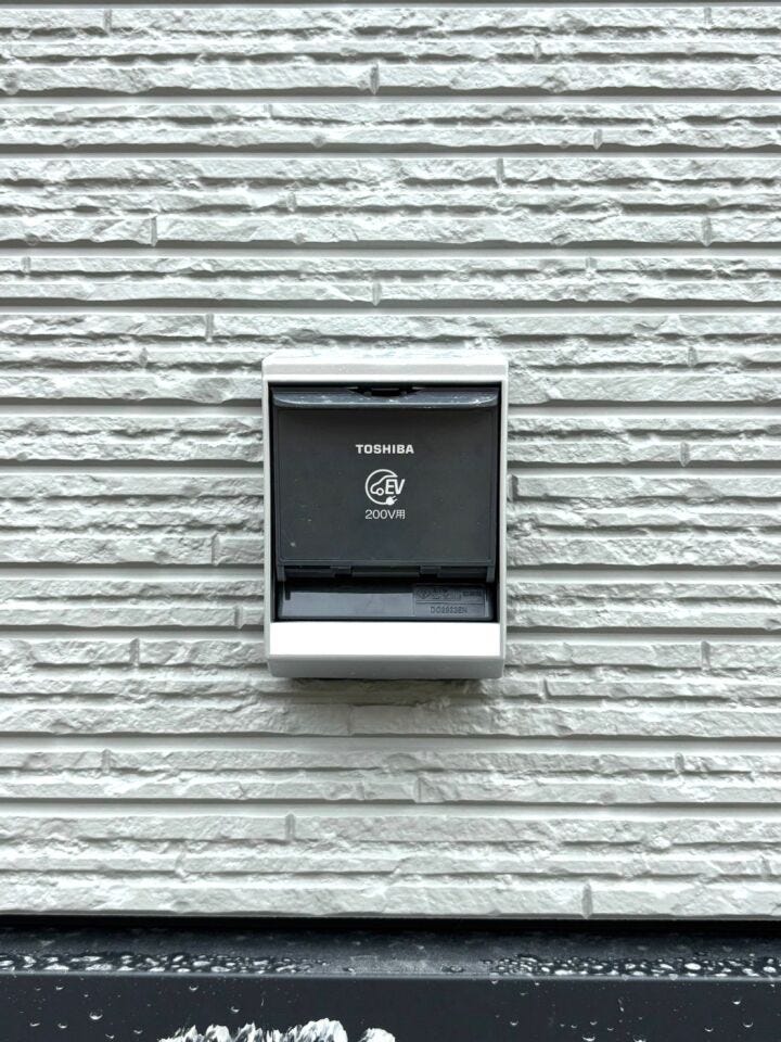【EV充電器】
自宅で電気自動車を充電できるため、公共の充電スタンドへ行く手間を省けます♪
EV充電器付き住宅は、電気自動車の普及が進む中で将来的な資産価値の向上も期待できる設備です!