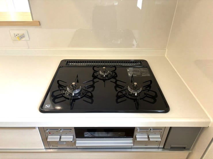 【三口コンロ】
強火、中火、弱火を使い分けて、それぞれに適した調理ができる三口コンロ!
大人数分の料理を手早く準備する際にも便利で、大家族の方やパーティーやイベントのときにも活躍します!