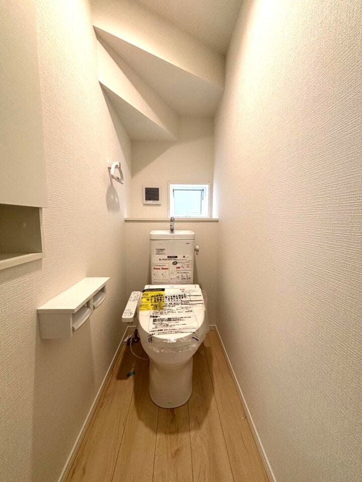 【温水洗浄器付きトイレ 】
温水洗浄器付きのトイレは、便座を暖かく保てるため、冬場でも座ったときにヒヤッとせず快適に使用できます!
ペーパーの使用量の削減にもなるため経済面でもメリットがあります♪