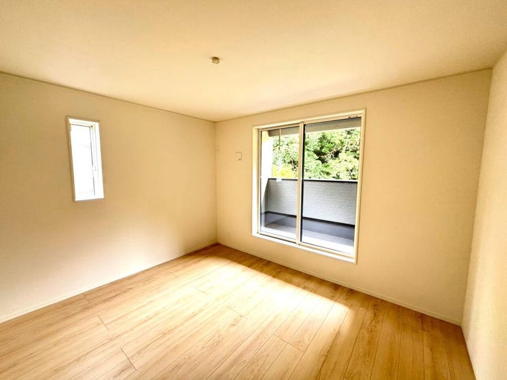 【洋室】
広々としたお部屋は家具の配置やインテリアデザインがしやすく、自分好みの居心地の良い空間を作れます♪
ソファやテレビ台を設置して家族や友人とくつろげるセカンドリビングスペースにもなります!