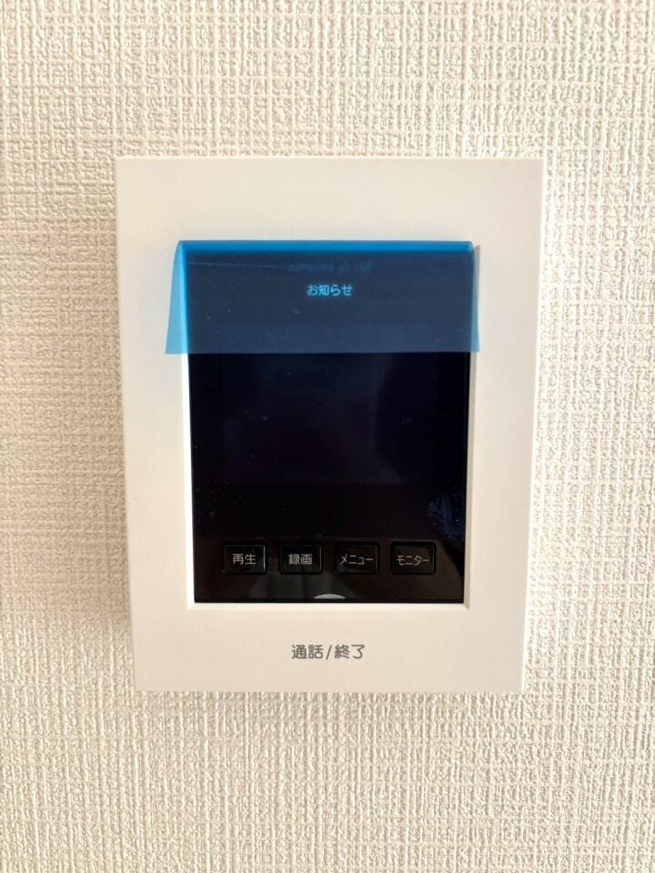 【モニター付きインターホン】
モニター付きインターホンなら、来訪者の顔を確認してから対応できて安心♪
セールス対策にも役立ち、毎日の暮らしに安全と快適さをプラスしてくれる設備です!