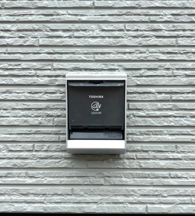 【EV充電器】
自宅で電気自動車を充電できるため、公共の充電スタンドへ行く手間を省けます♪
EV充電器付き住宅は、電気自動車の普及が進む中で将来的な資産価値の向上も期待できる設備です!