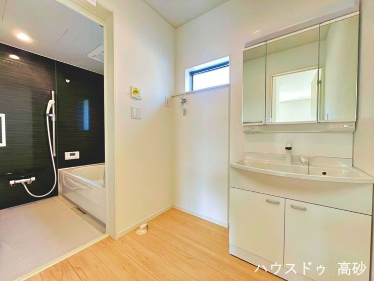 毎日のケアが楽しくなる、明るく開放的な洗面空間です♪