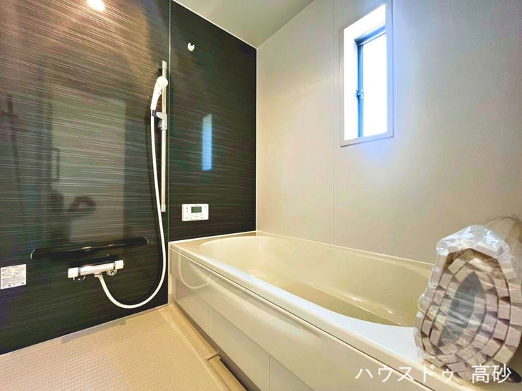 浴室に窓があり、換気がしやすいのでカビ防止になりお掃除も楽々です♪