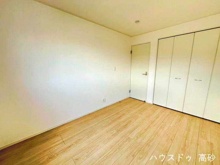 家具のレイアウトがしやすい、使い勝手の良い洋室です◎