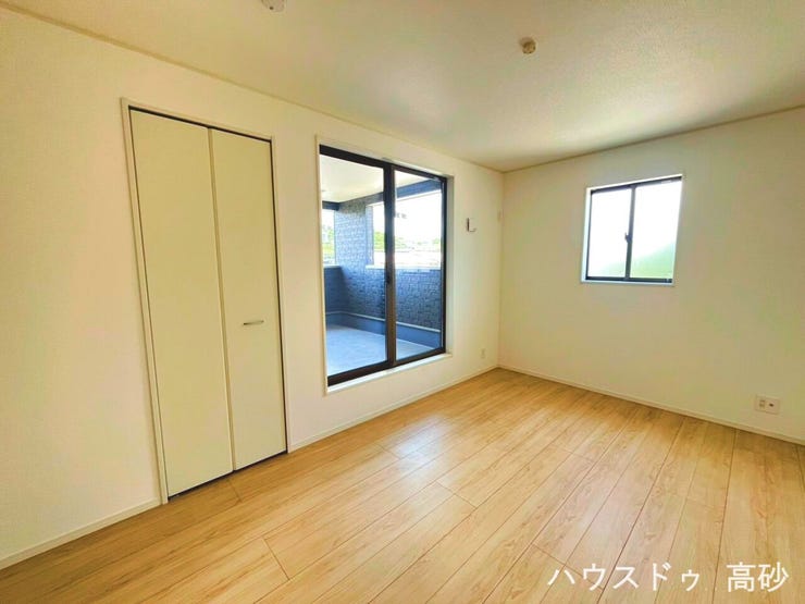 光と風を取り込み、心地よく過ごせる洋室です◎