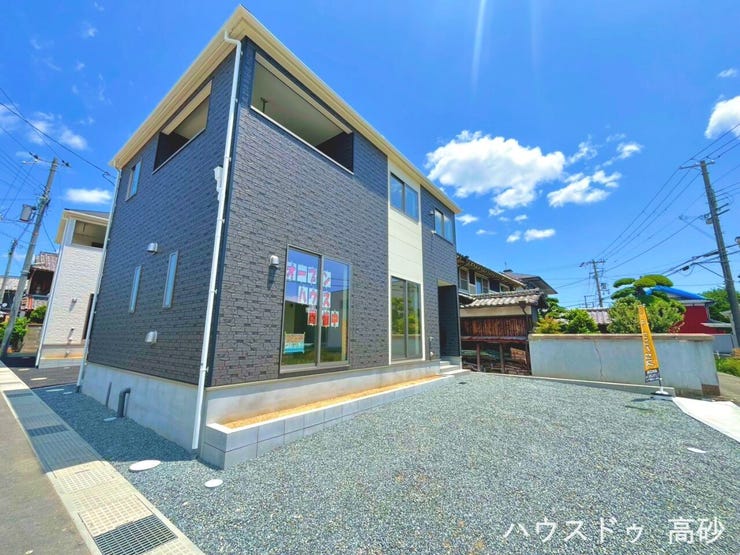 “もう一台”が叶う、ゆったり2台分の駐車スペースです!