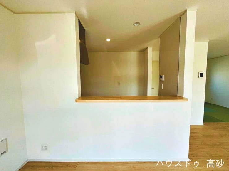 ご家族との会話を楽しみながら作業がしやすいカウンターキッチンです♪カウンターがあることでお料理を運ぶ作業も楽々ですね◎