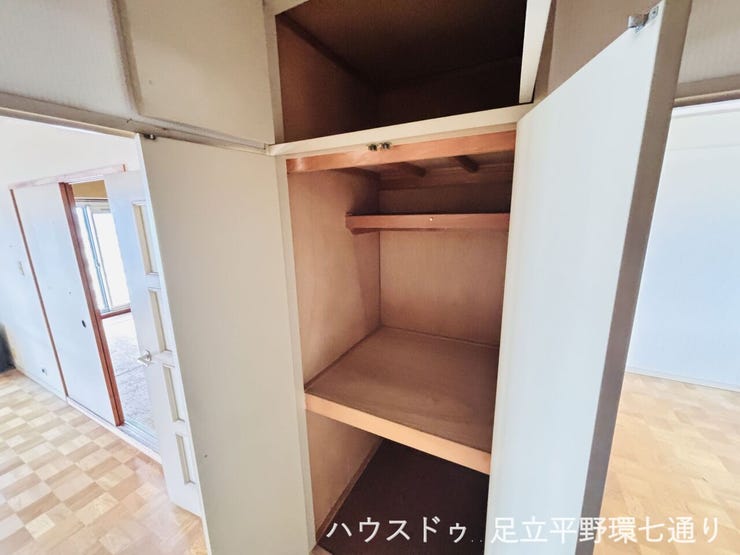 ハンガーパイプ付き収納で、衣類の整理にも便利です。