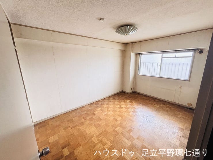 洋室はシンプルな間取りで、寝室や書斎など多用途に活用できます。