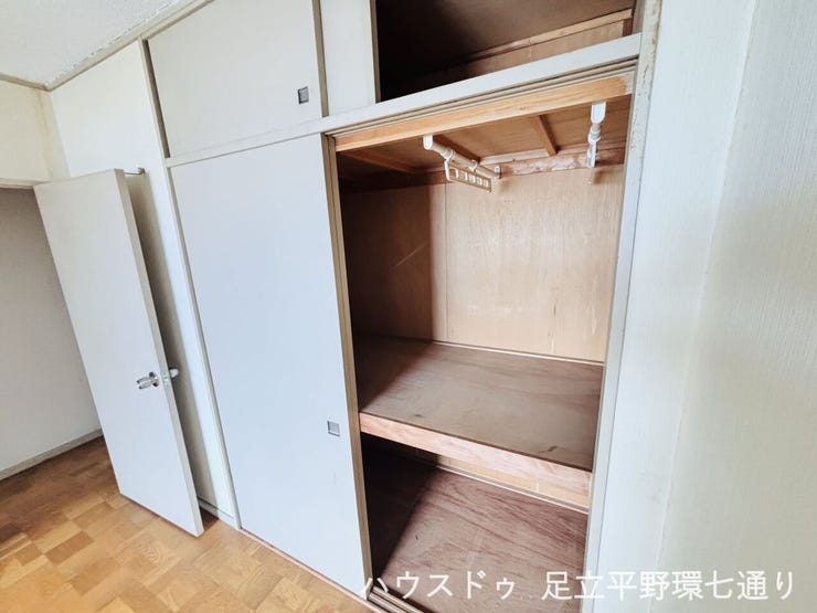 押入れ収納付きで、布団や季節物をすっきり片付けられます。