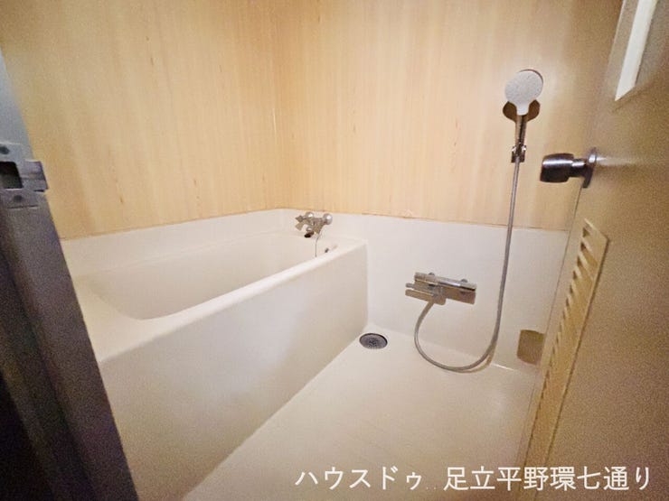 浴室は浴槽付きで、ゆっくり一日の疲れを癒せます。