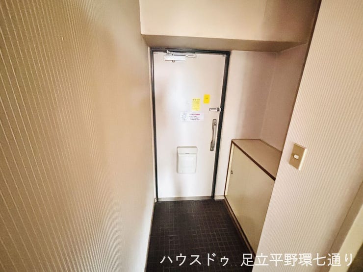 玄関には下足入れがあり、靴や小物をまとめて収納しやすい空間です。