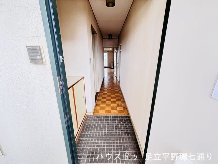 玄関から室内まで見通せる廊下で、住まい全体のつながりを感じられます。
