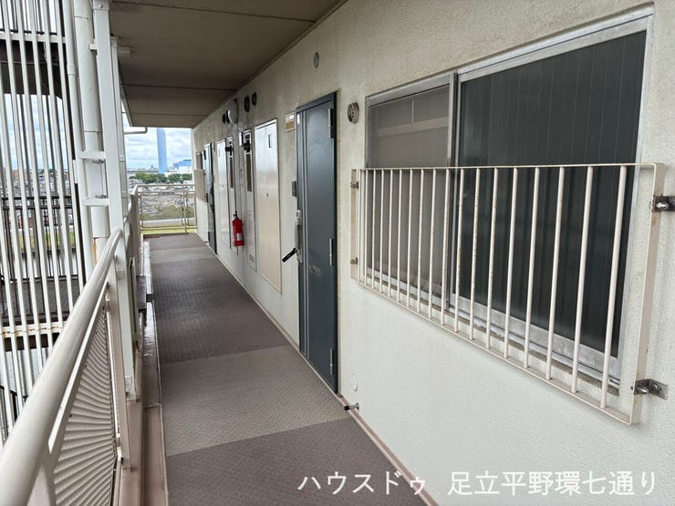 共用廊下は見通しが良く、開放感のある造り。玄関前までの動線も確認しやすいです。