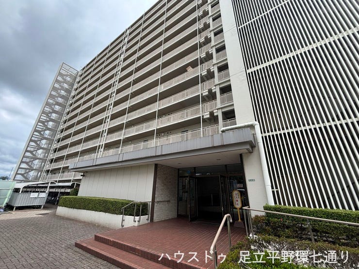 総戸数の多い大規模マンション。存在感ある外観と整った管理体制が魅力です。