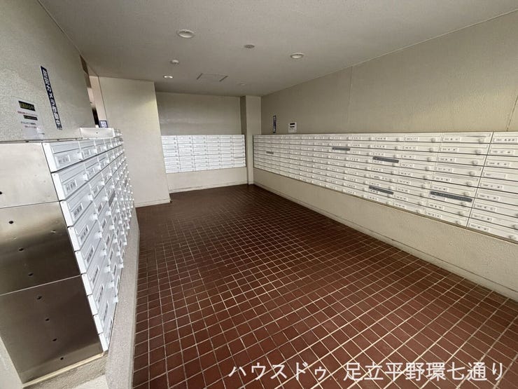 集合ポストがまとまった共用部で、郵便物の確認もしやすく日々の暮らしに便利です。