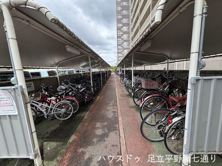 屋根付き駐輪場があり、自転車を雨から守りやすいのが魅力です。