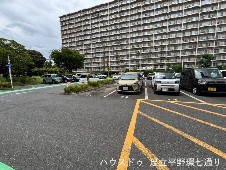 敷地内駐車場があり、お車をお持ちの方にも便利な住環境です。