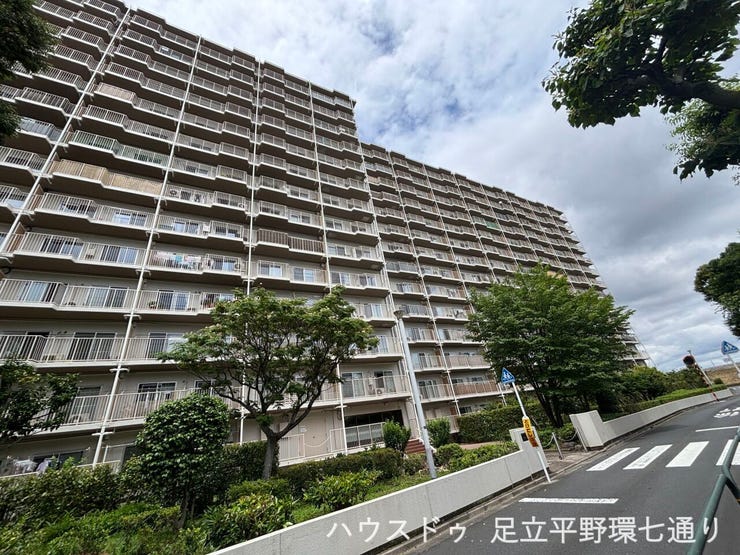 緑に囲まれた大規模マンションで、落ち着きある住まいです。