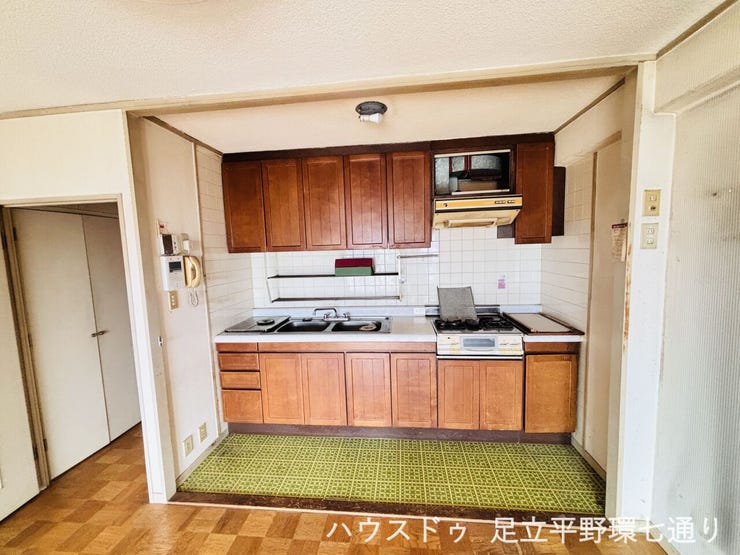 収納豊富なキッチンで、調理器具や食器類もすっきり整理できます。