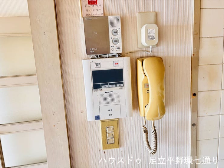 インターホンや設備パネルがまとまり、日々の確認もしやすい仕様です。