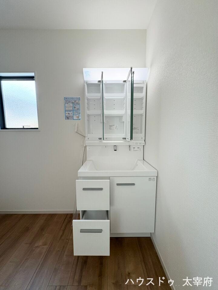 洗濯機を置くスペースも十分に確保されており、広く空間を使うことができます。窓付きのため、自然光も入り温かい雰囲気の脱衣所です。