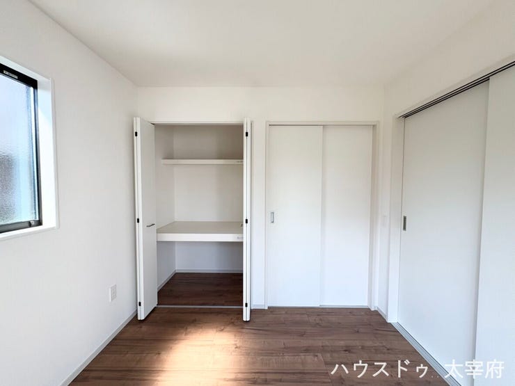 1階洋室へは、玄関側からの出入りに加え、リビングからも入室できる便利な2WAY動線となっています。生活スタイルに合わせて使い分けが可能です。