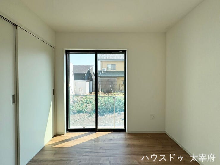 1階洋室。隣のLDKへスムーズにつながるスライドドアが採用されており、ライフスタイルに合わせて扉を開け放して大空間として使ったり、個室として仕切ったりとマルチに活用できます。