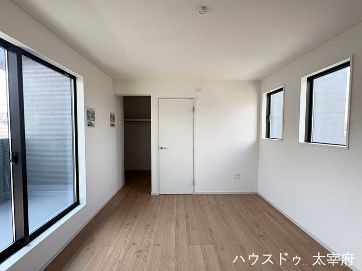 2面採光の陽当たり良好な洋室です。ベッドやデスクが置きやすく、ライフスタイルに合わせたレイアウトが可能です。WIC完備で収納力◎。洋服・カバンや季節の電化製品などもこちらにきれいに収納できます。
