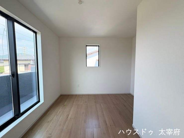 白を基調とした明るい内装と、大きな窓から差し込む豊かな採光が魅力です。バルコニーに面しているため開放感があり、すっきりとシンプルなデザインでどんなインテリアにも合わせやすい洋室です。