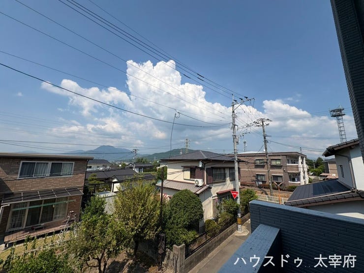 周辺は視界を遮る高い建物がなく、開放感のある住環境です。