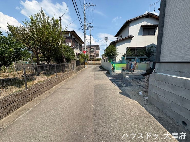 道路幅に余裕があり、運転が苦手な方も安心です。見通しの良い道路に面し、車の出し入れもスムーズです。
