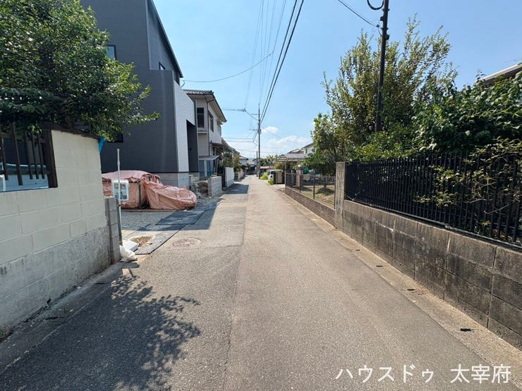 周辺は住宅が多く、夜間も人通りが感じられる安心感のある環境です。静かすぎず、日常生活にちょうど良い住み心地が魅力です。