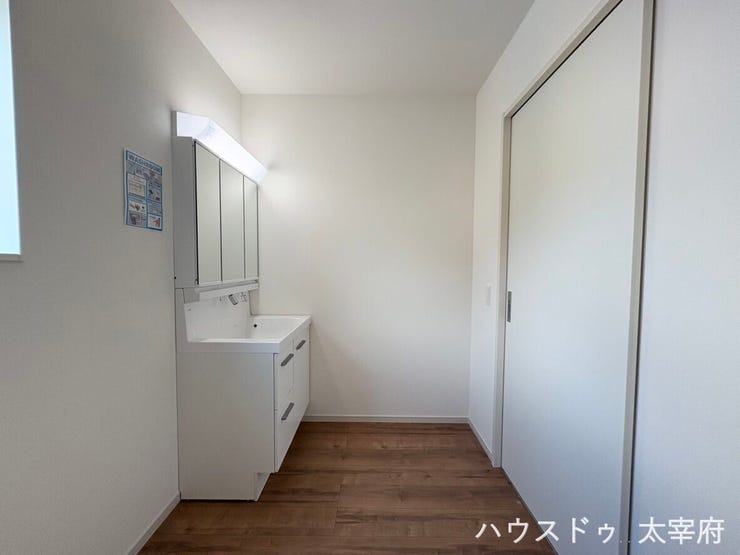脱衣所にゆとりがあり、着替えや洗濯の動作がスムーズです。洗濯カゴや収納棚を置いても圧迫感がなく、家事動線も整えやすい快適な空間です。